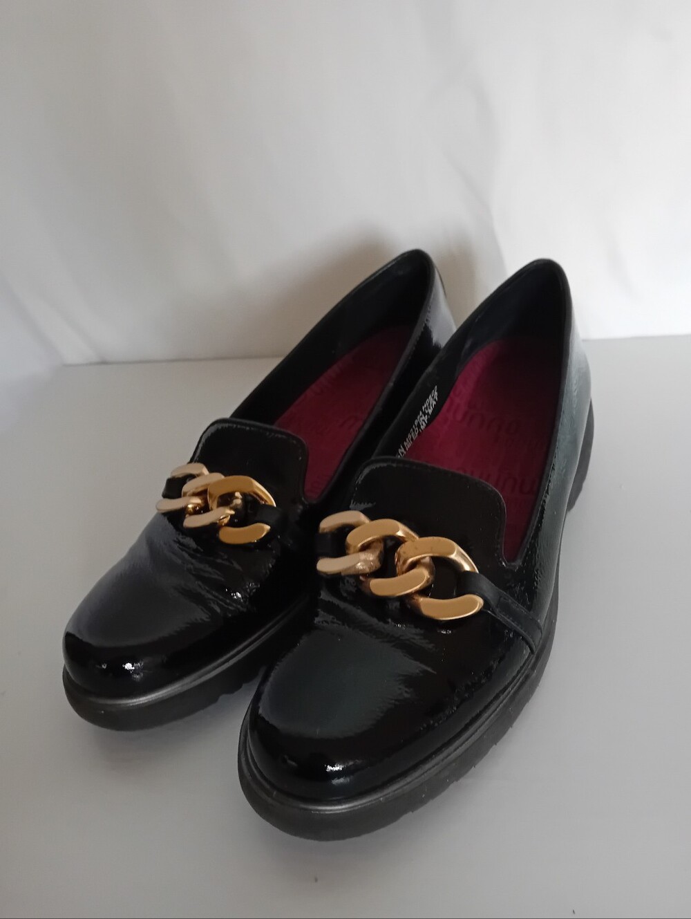 Munro Viv Black Crinkle Patent Loafer with Gold Chain Accent - Women's 8.5 READ